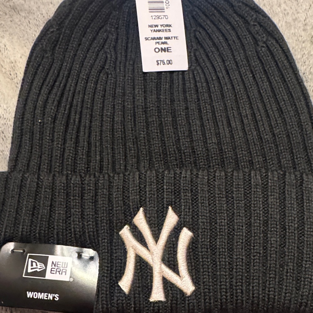 New Era New York Yankees Dark Blue Beanie with NY Emblem